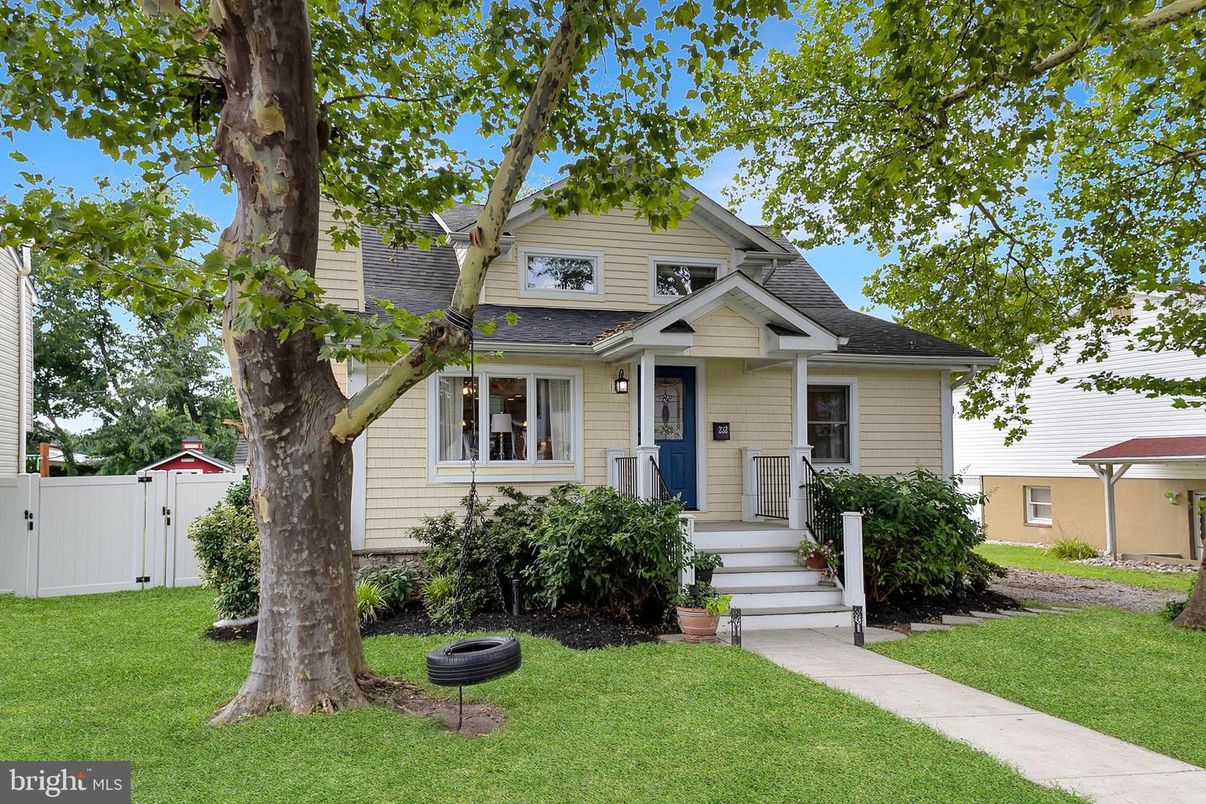 Exterior, Facade, Queen Anne Victorian