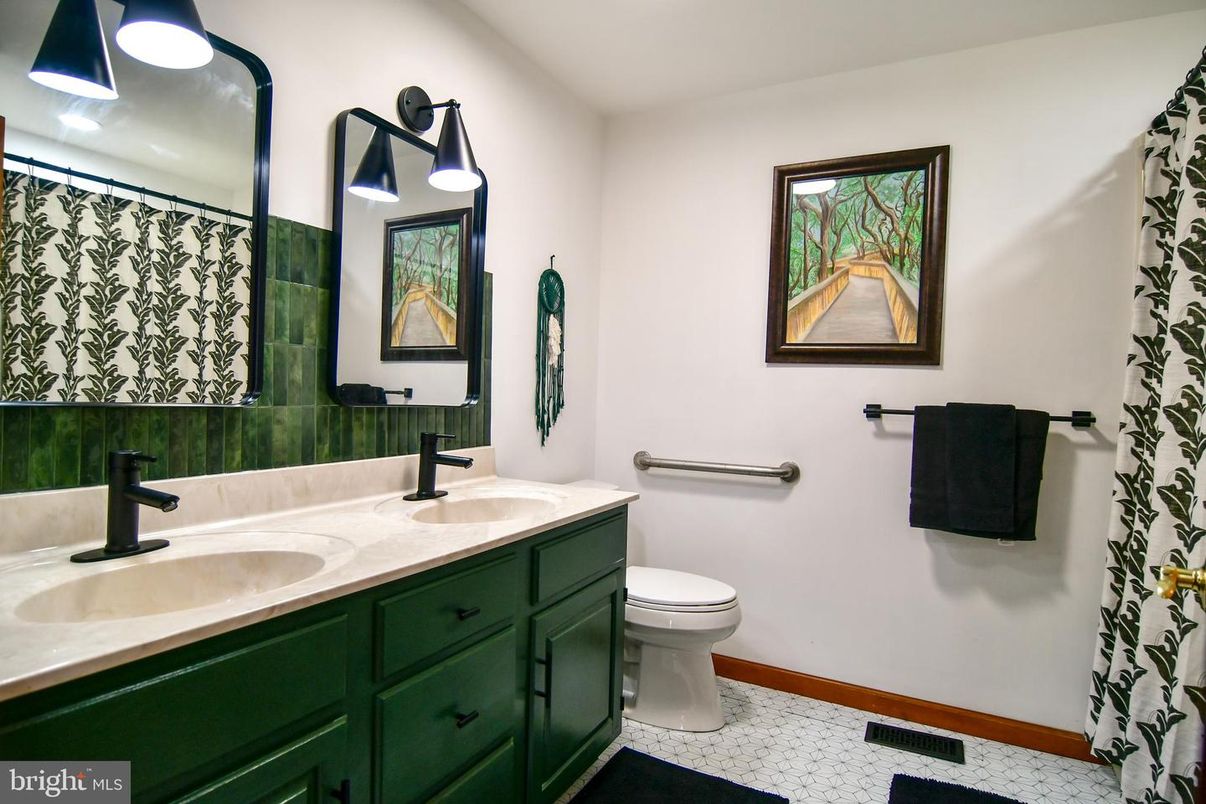 Bathroom, Dual Sink Vanities, Interior