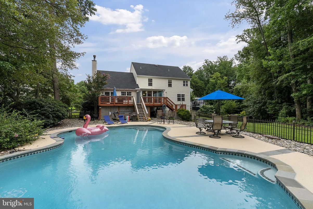 Exterior, Playground, Pool