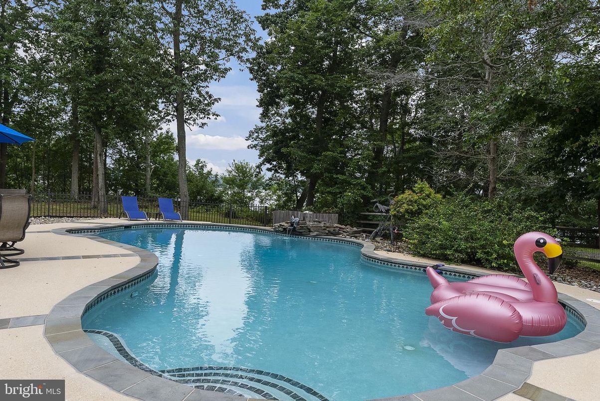 Exterior, Playground, Pool