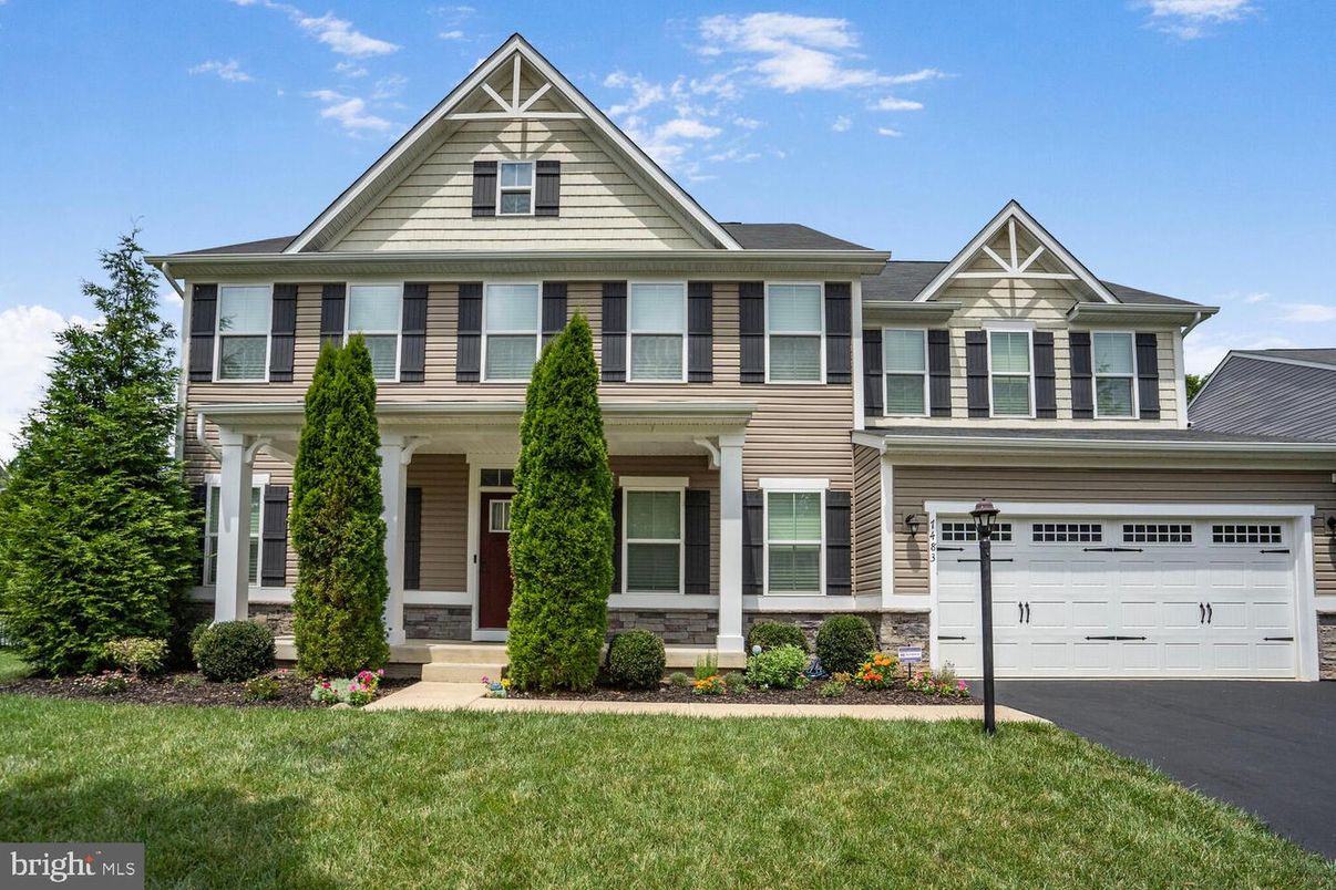 Attached, Exterior, Facade, Farmhouse