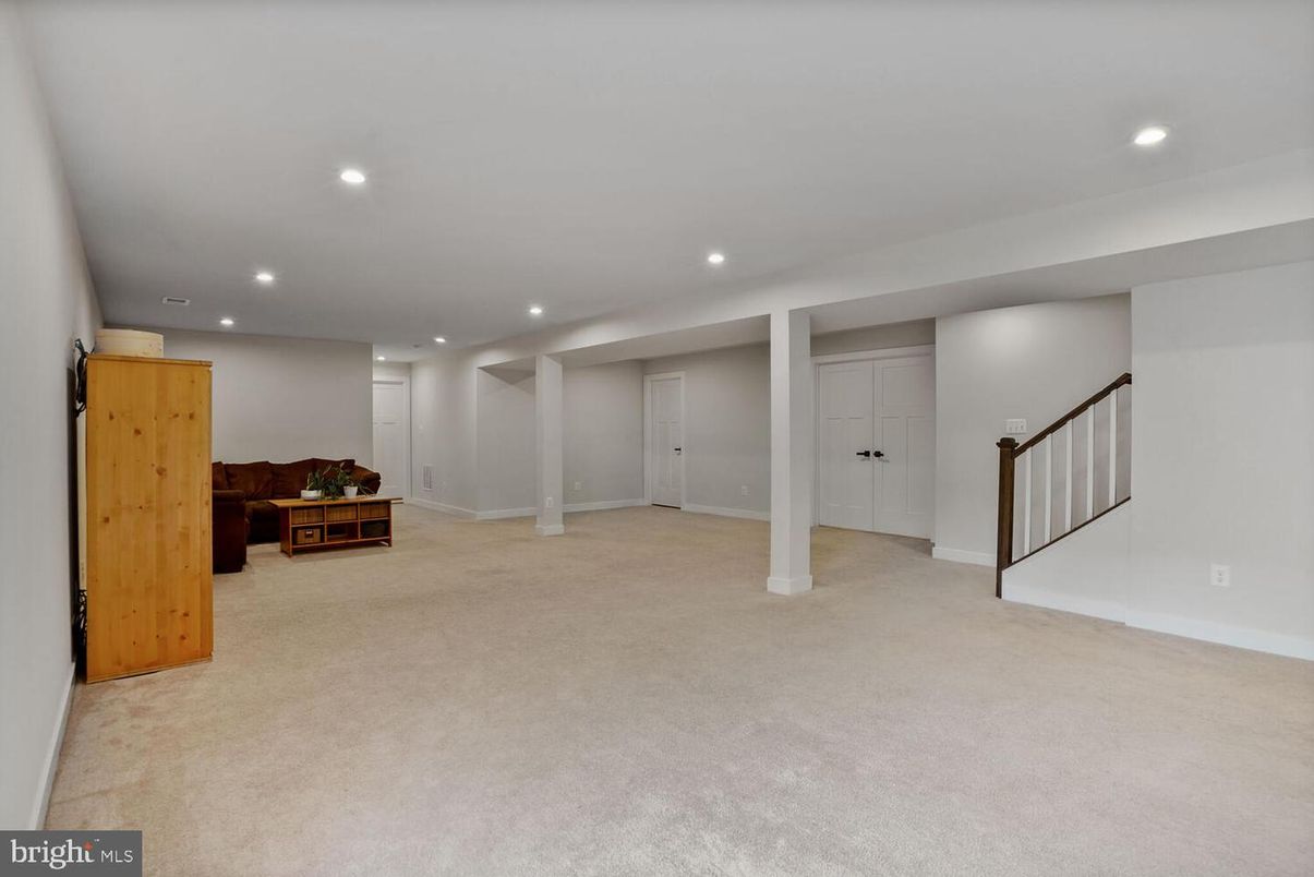 Empty room, Interior, Recessed Lighting