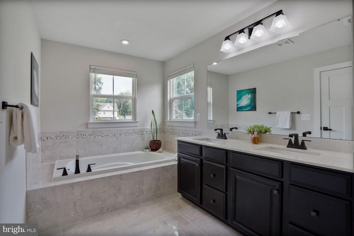 Bathroom, Dual Sink Vanities, Interior, Recessed Lighting