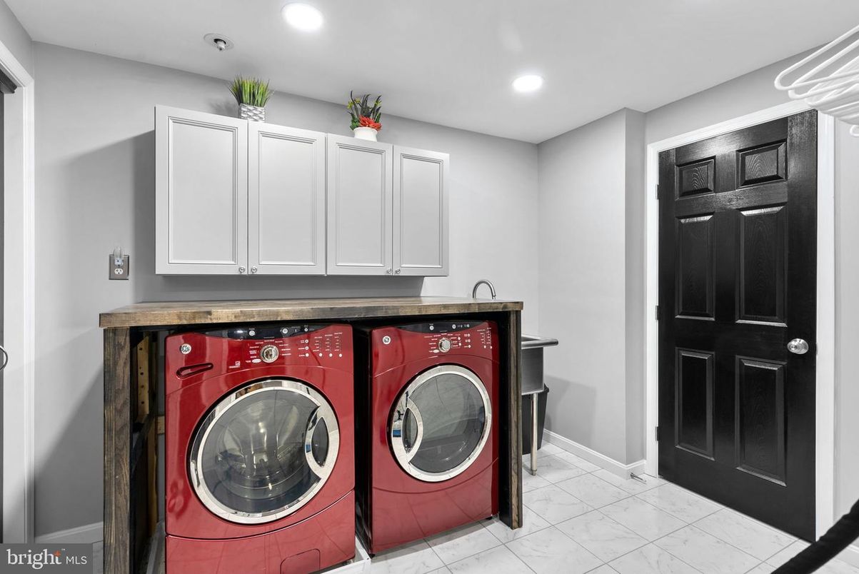 Interior, Marble, Recessed Lighting, Washer