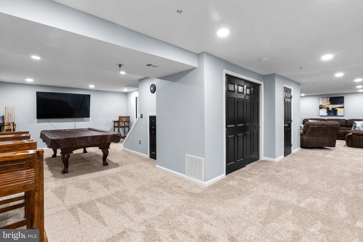 Billiard Table, Game Room, Interior, Living room, Recessed Lighting