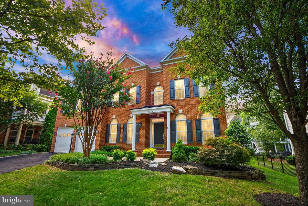 Attached, Exterior, Facade, Brick Facade, Georgian