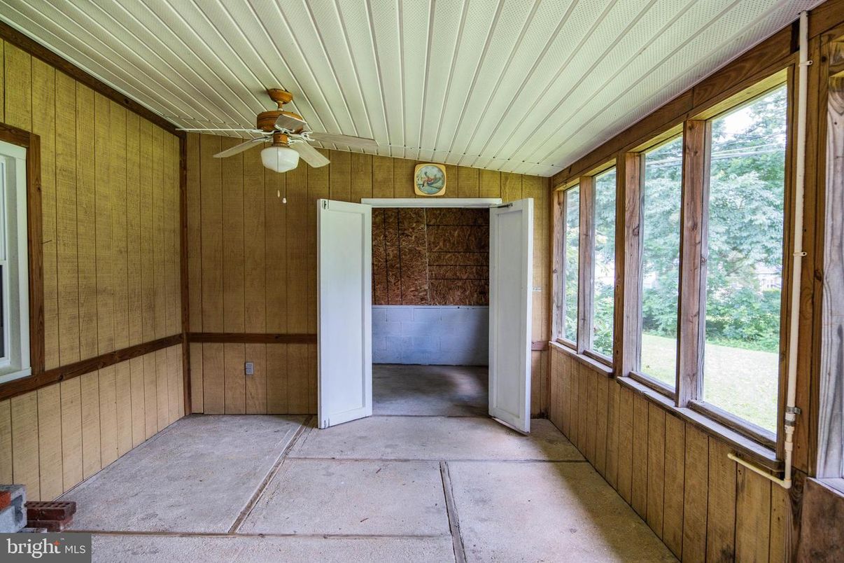 Empty room, Interior, Sun Room, Wooden Walls