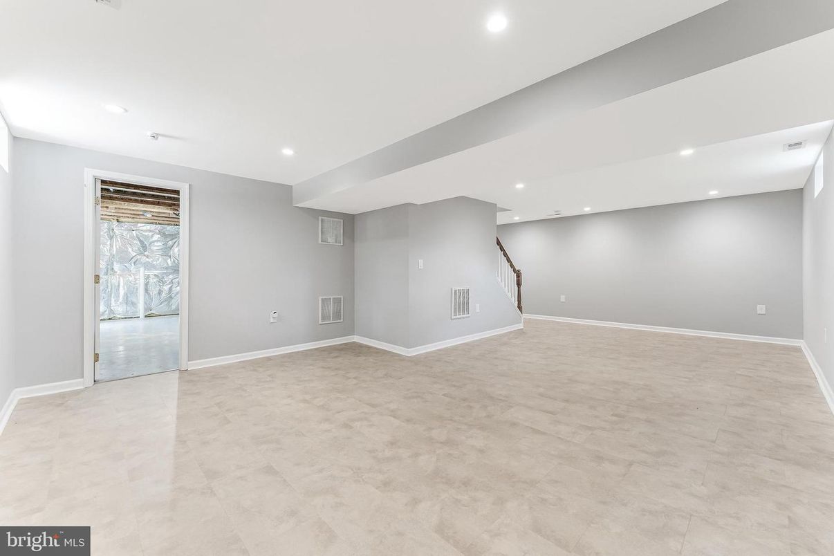 Empty room, Interior, Recessed Lighting