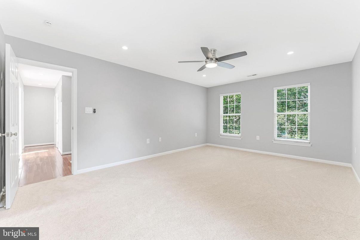 Empty room, Interior, Recessed Lighting
