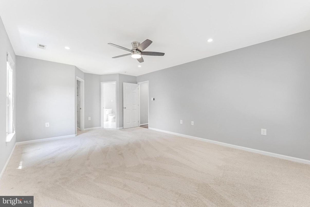 Empty room, Interior, Recessed Lighting
