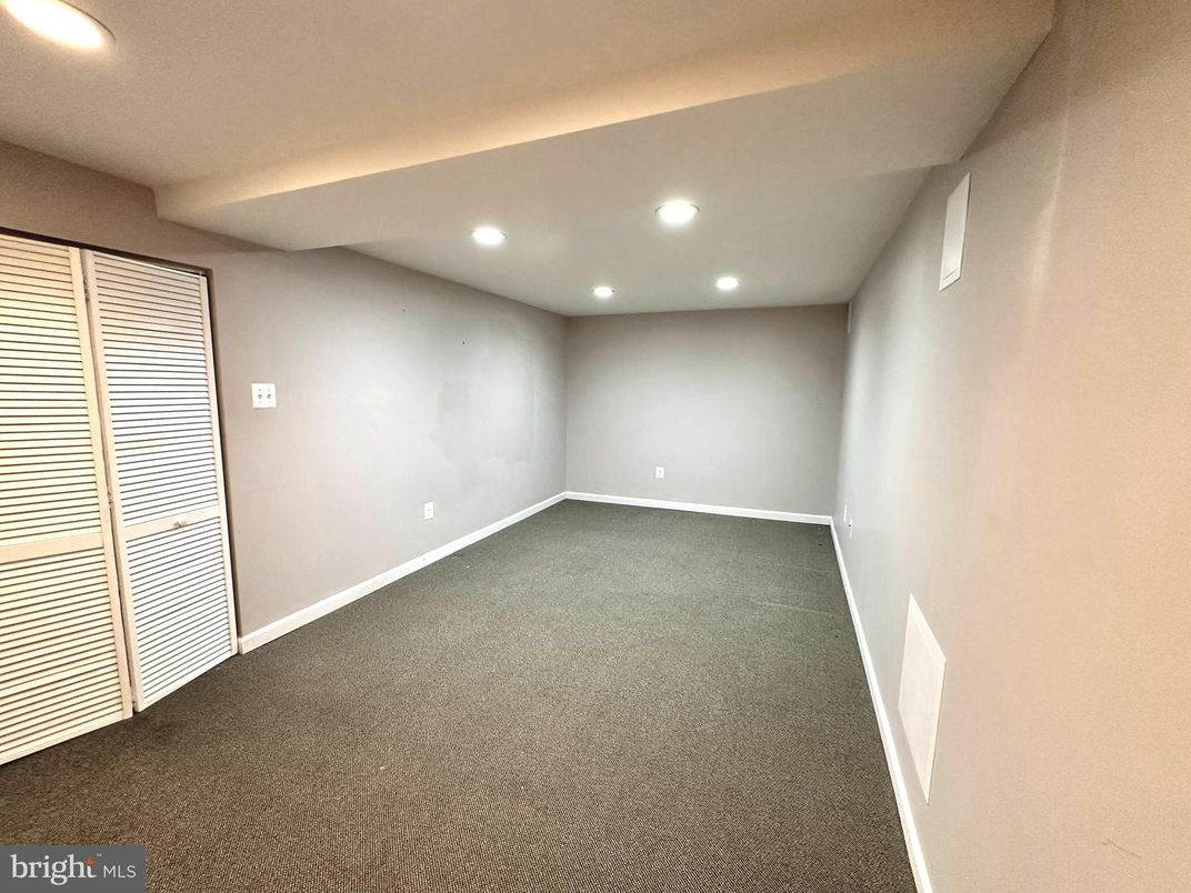 Empty room, Interior, Recessed Lighting