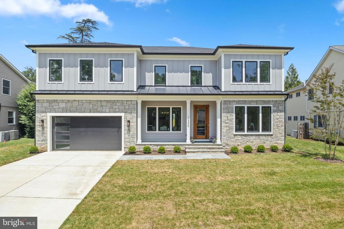 Attached, Exterior, Facade, Farmhouse