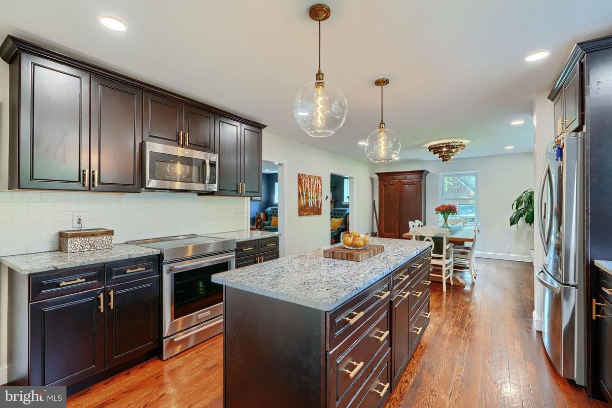 Dining room, Interior, Kitchen, Pendant Lights, Recessed Lighting, Stainless Steel Appliances, Wood Texture Flooring