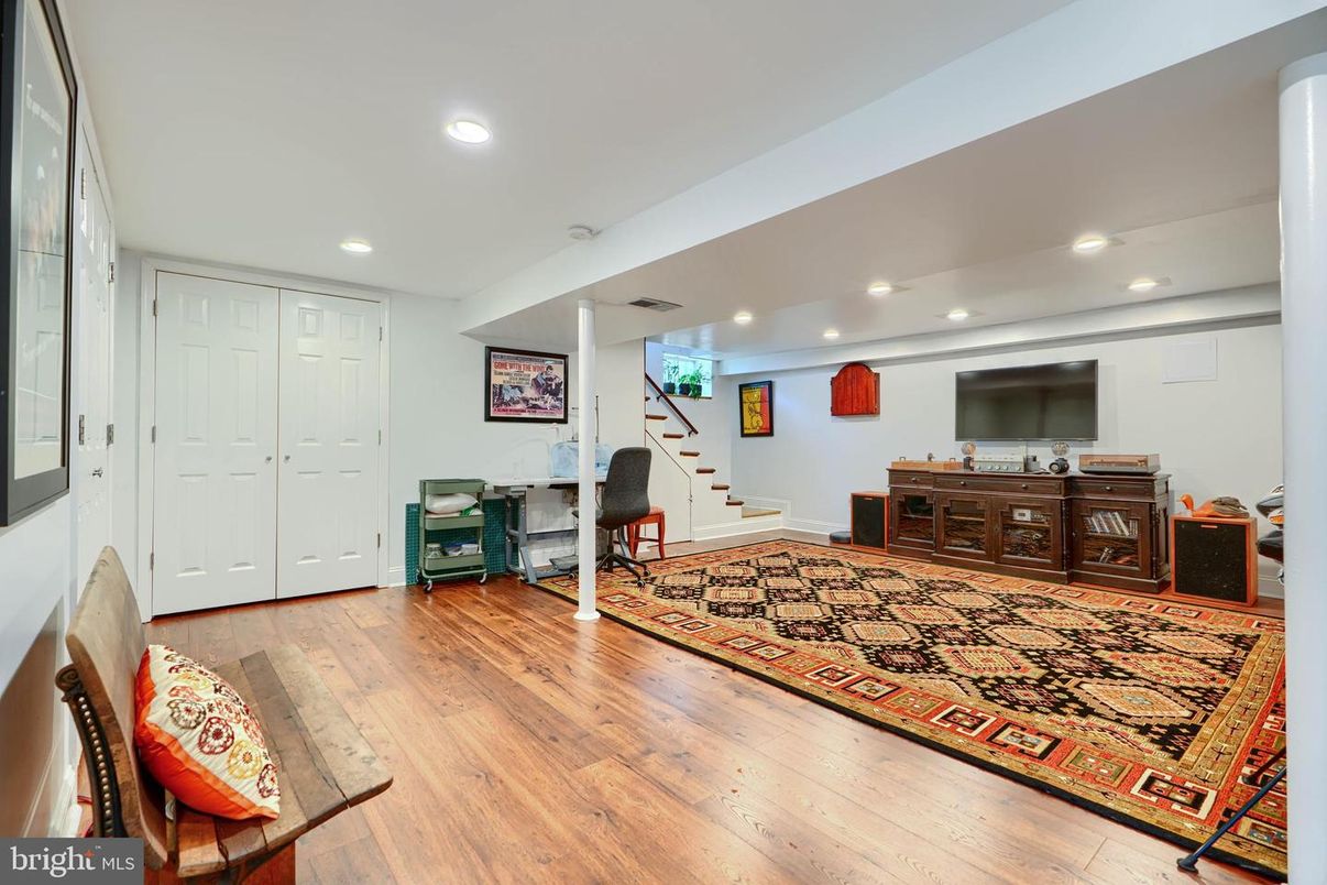 Interior, Recessed Lighting, Wood Texture Flooring