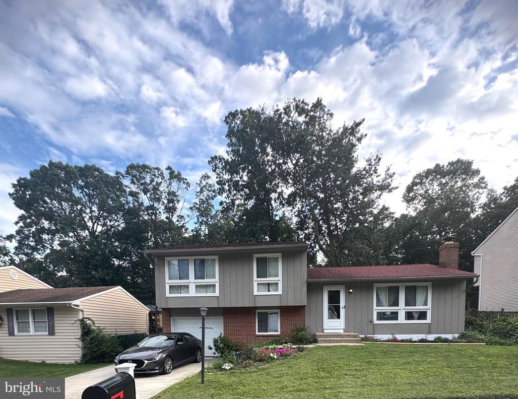 Attached, Exterior, Facade, Brick Facade, Split Level