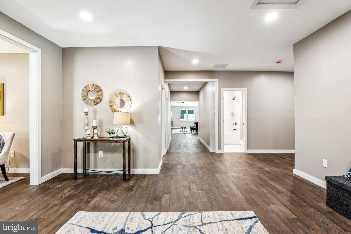 Interior, Recessed Lighting, Wood Texture Flooring