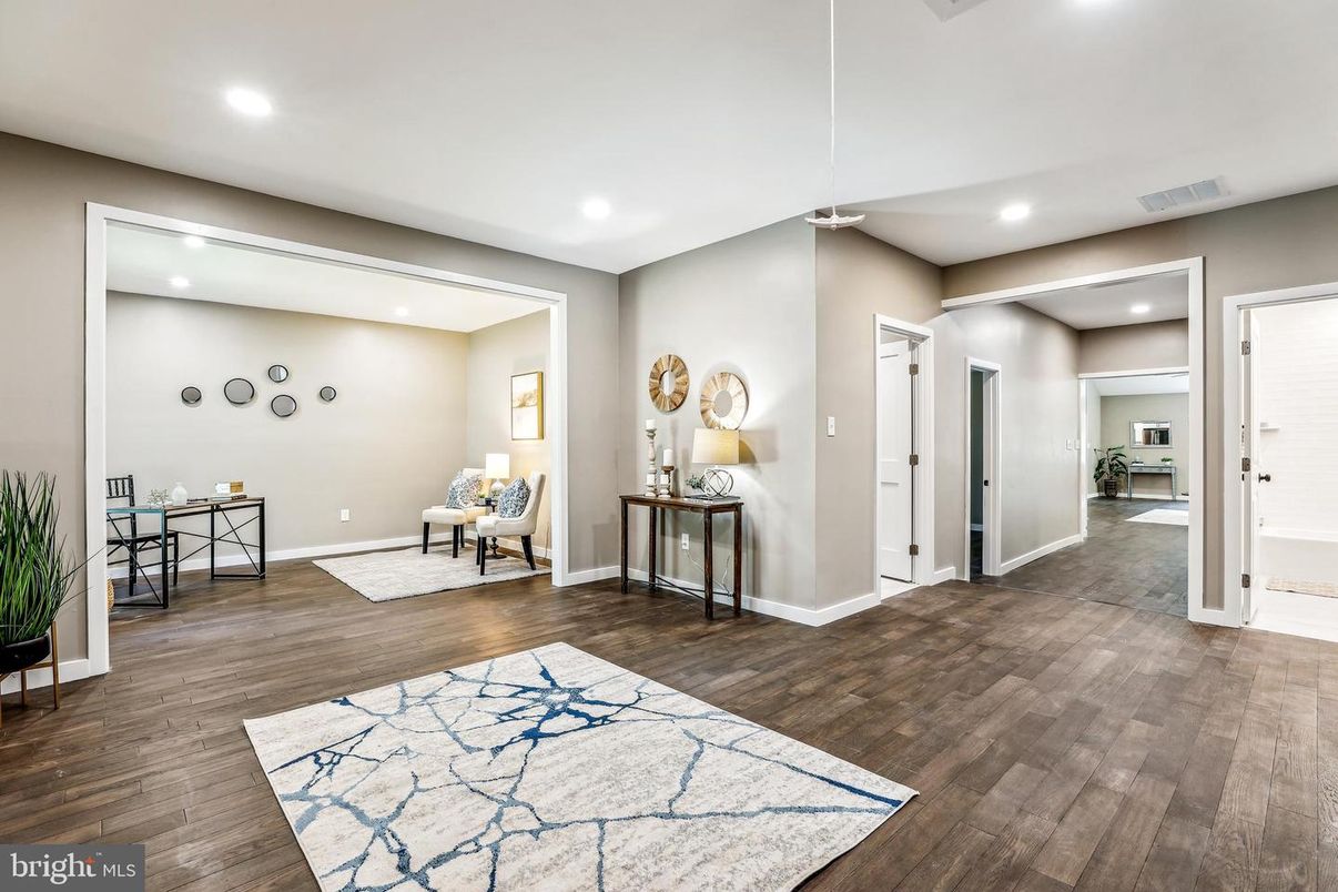 Interior, Recessed Lighting, Wood Texture Flooring