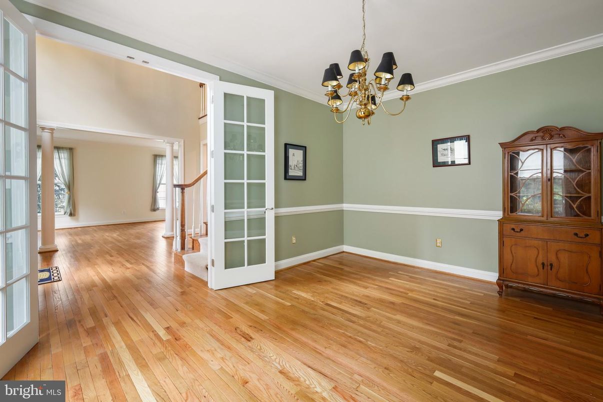 Chandelier, Empty room, Interior, Wood Texture Flooring