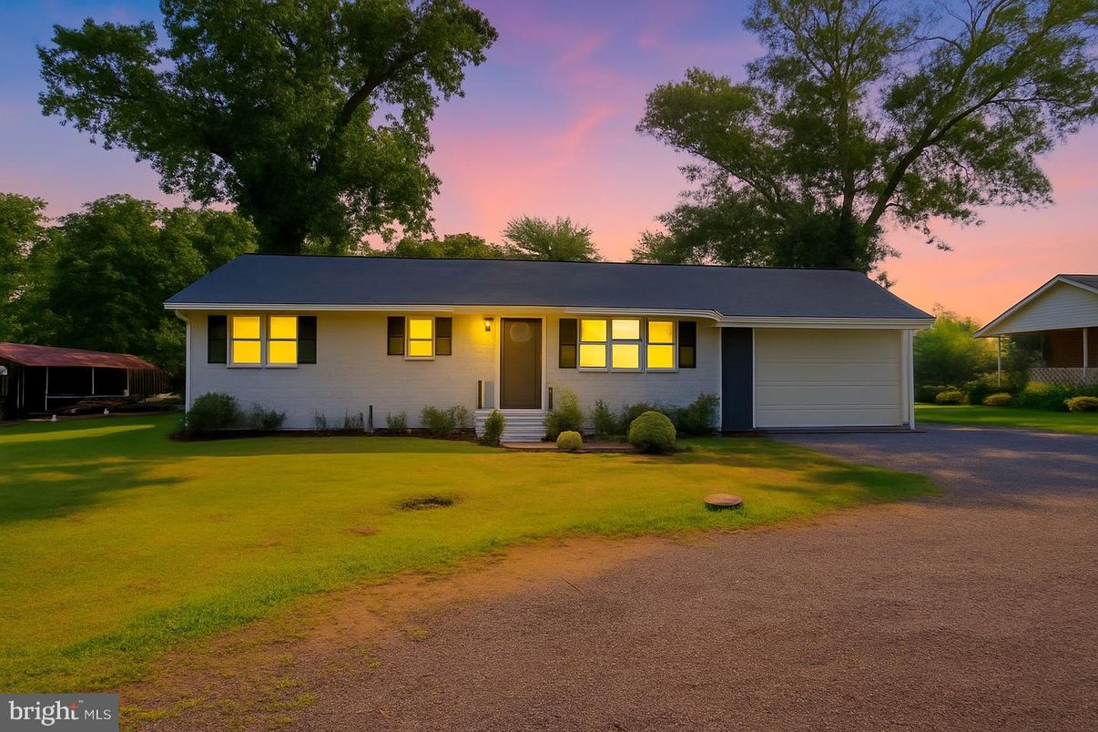 Attached, Exterior, Facade, Ranch