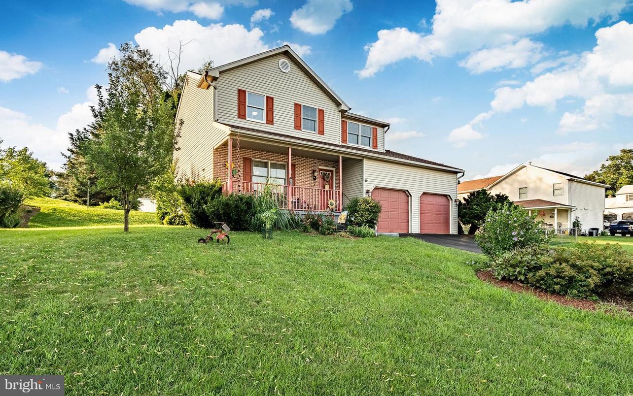 Attached, Backyard, Exterior, Facade, Brick Facade, Farmhouse