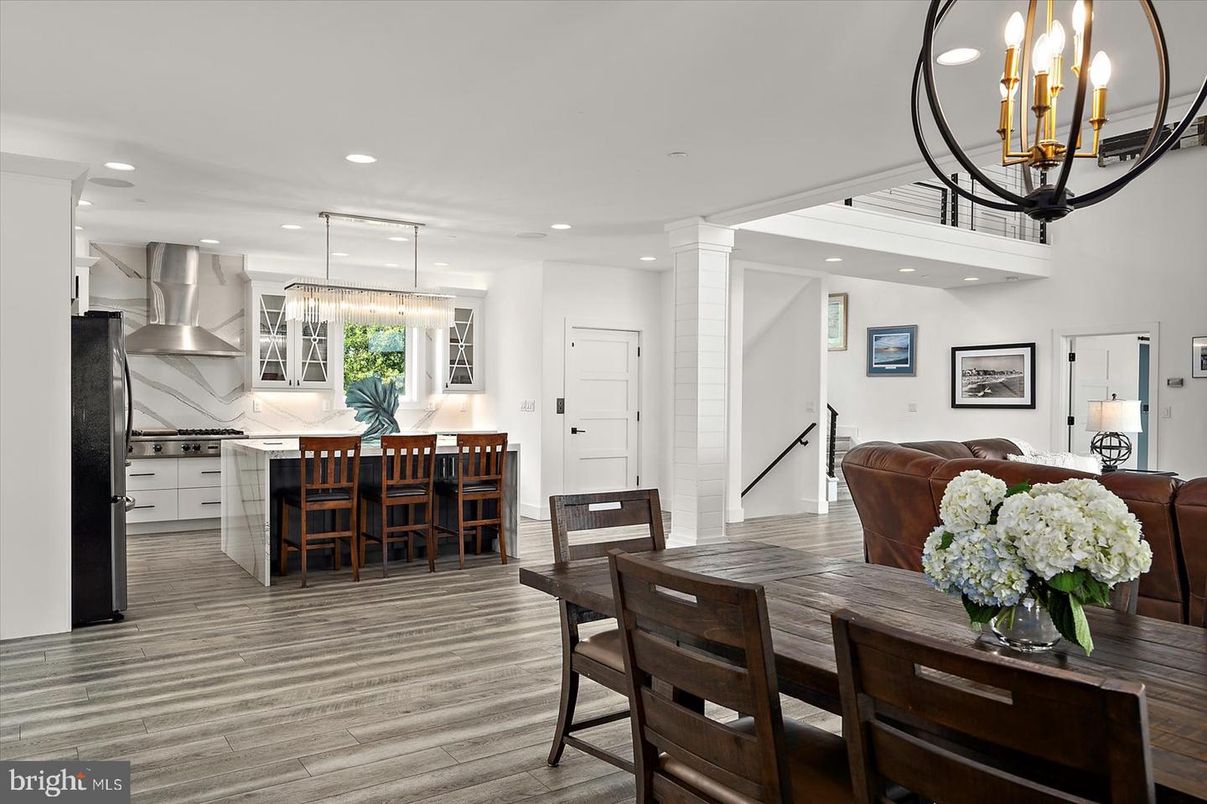 Chandelier, Dining room, Interior, Kitchen, Marble Walls, Pendant Lights, Recessed Lighting, Wood Texture Flooring