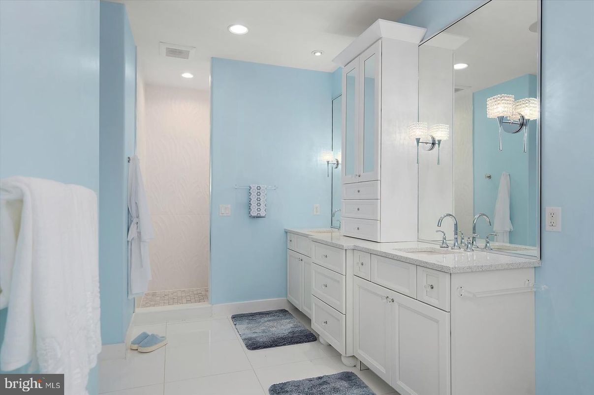 Bathroom, Dual Sink Vanities, Interior, Recessed Lighting