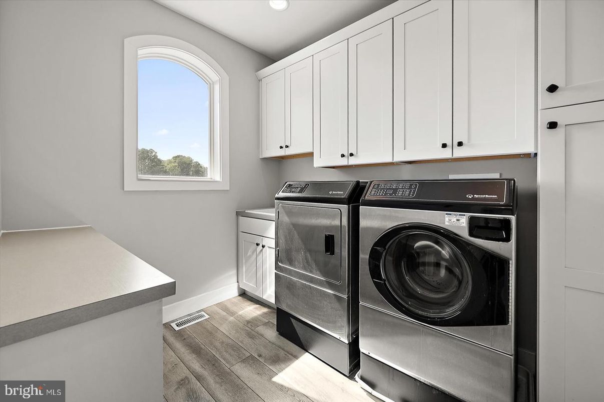 Interior, Recessed Lighting, Washer, Wood Texture Flooring