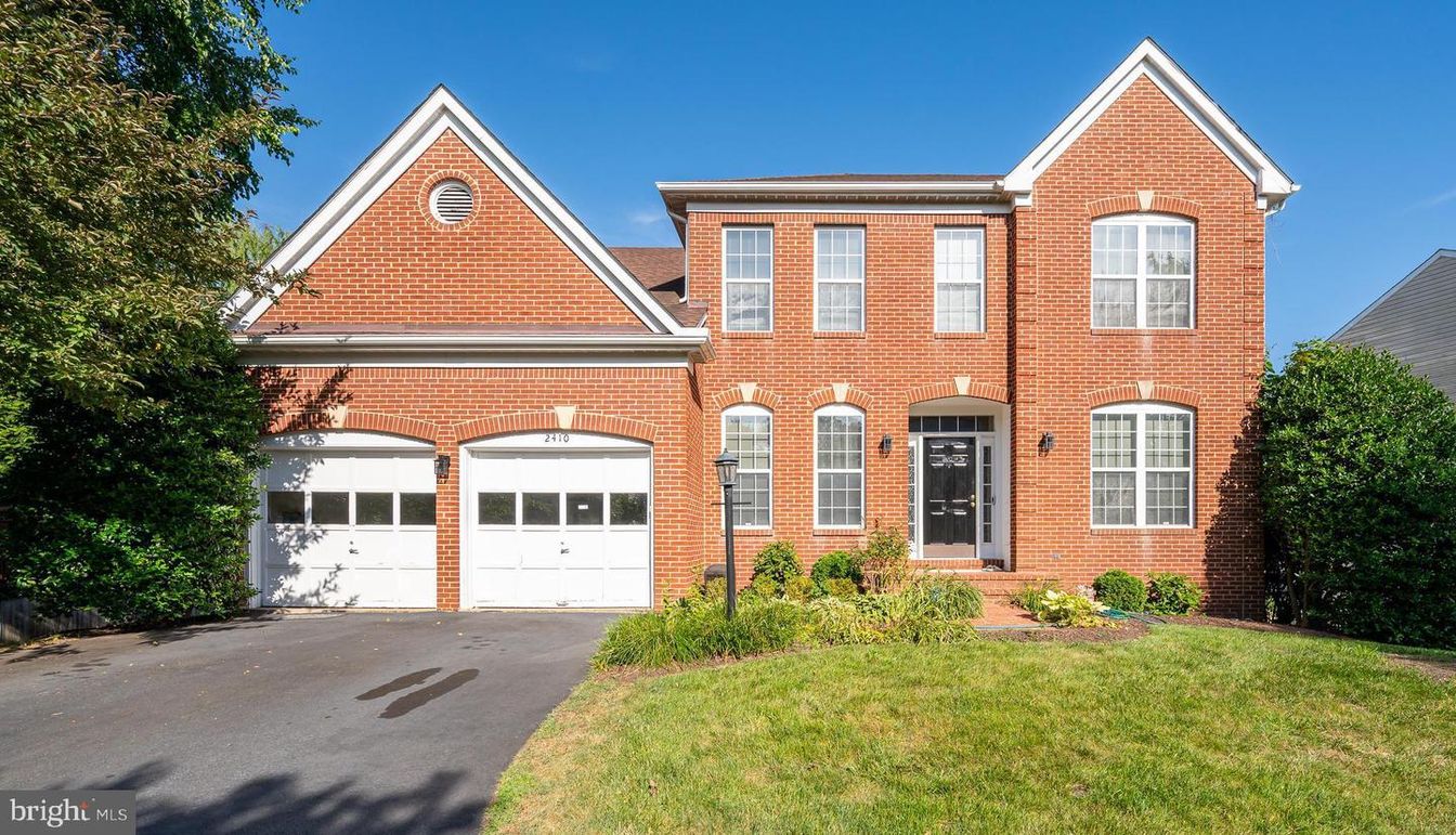Attached, Exterior, Facade, Brick Facade, Brick Traditional