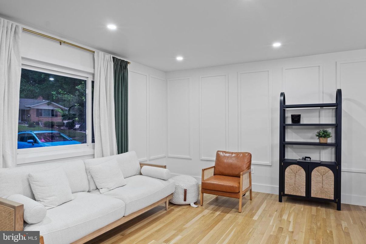 Interior, Recessed Lighting, Wood Texture Flooring
