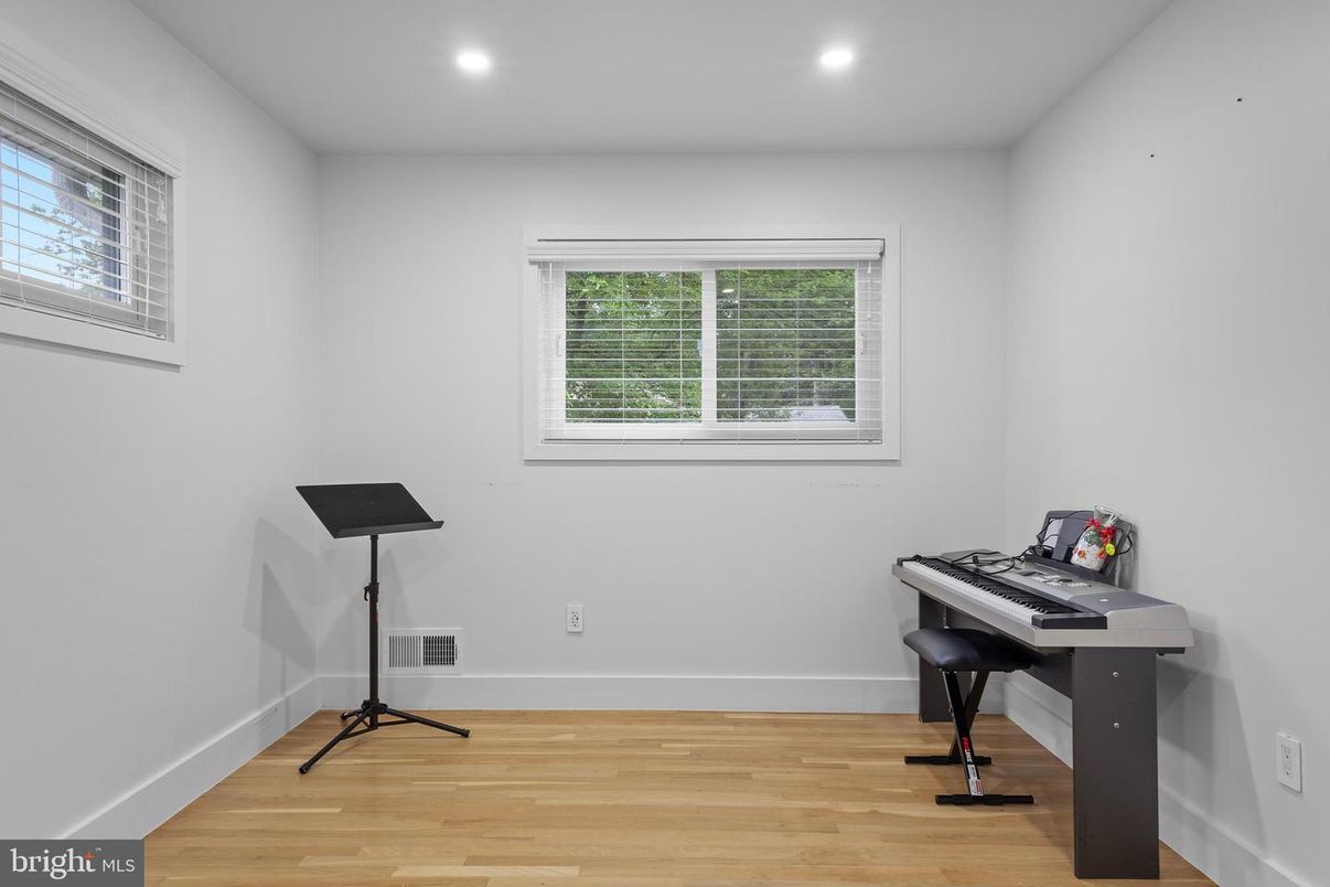 Interior, Piano, Recessed Lighting, Wood Texture Flooring