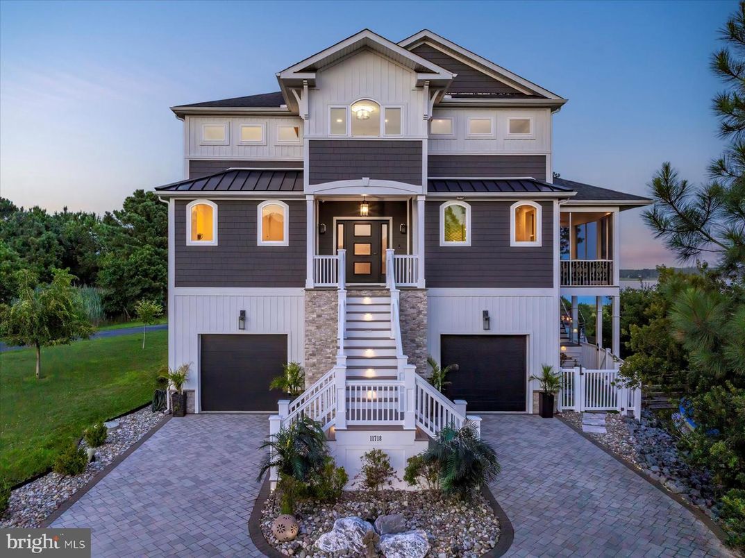 Attached, Exterior, Facade, Queen Anne Victorian