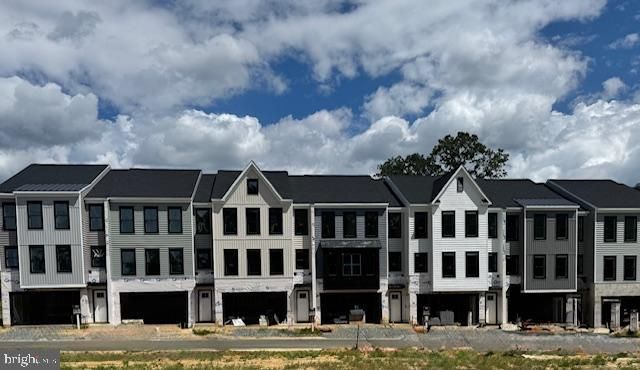 Exterior, Facade, Rowhouse