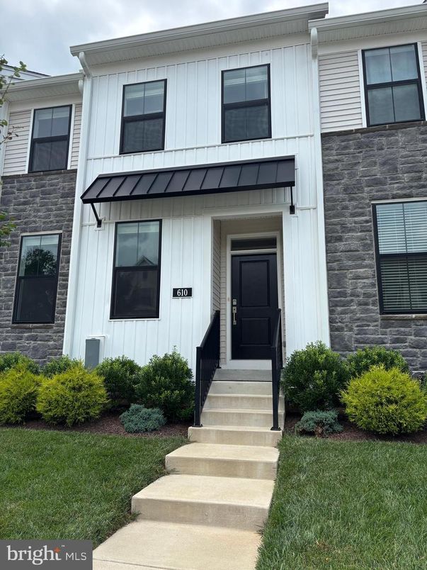 Exterior, Facade, Rowhouse
