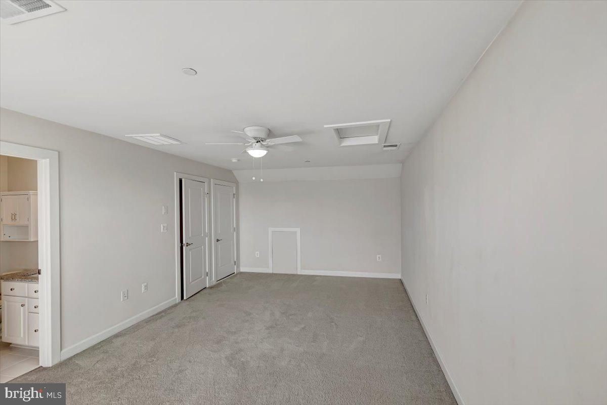 Empty room, Interior