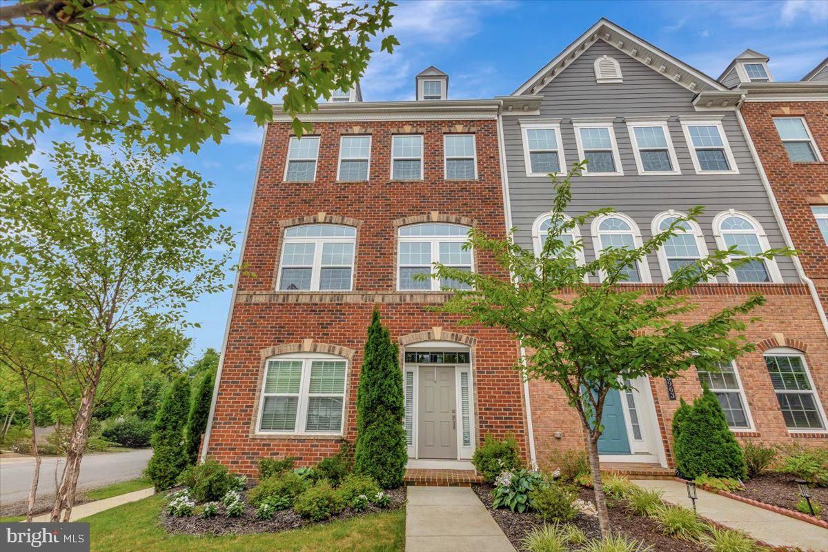 Exterior, Facade, Brick Facade, Rowhouse