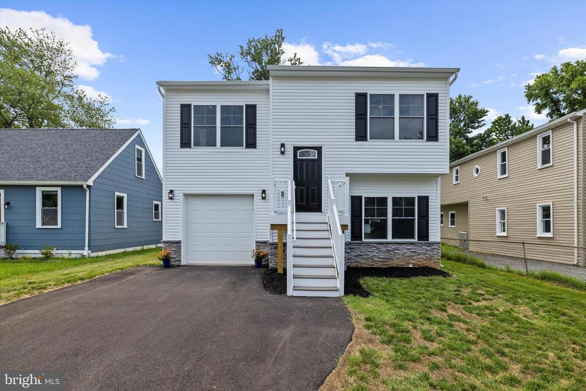Attached, Exterior, Facade, Raised Ranch