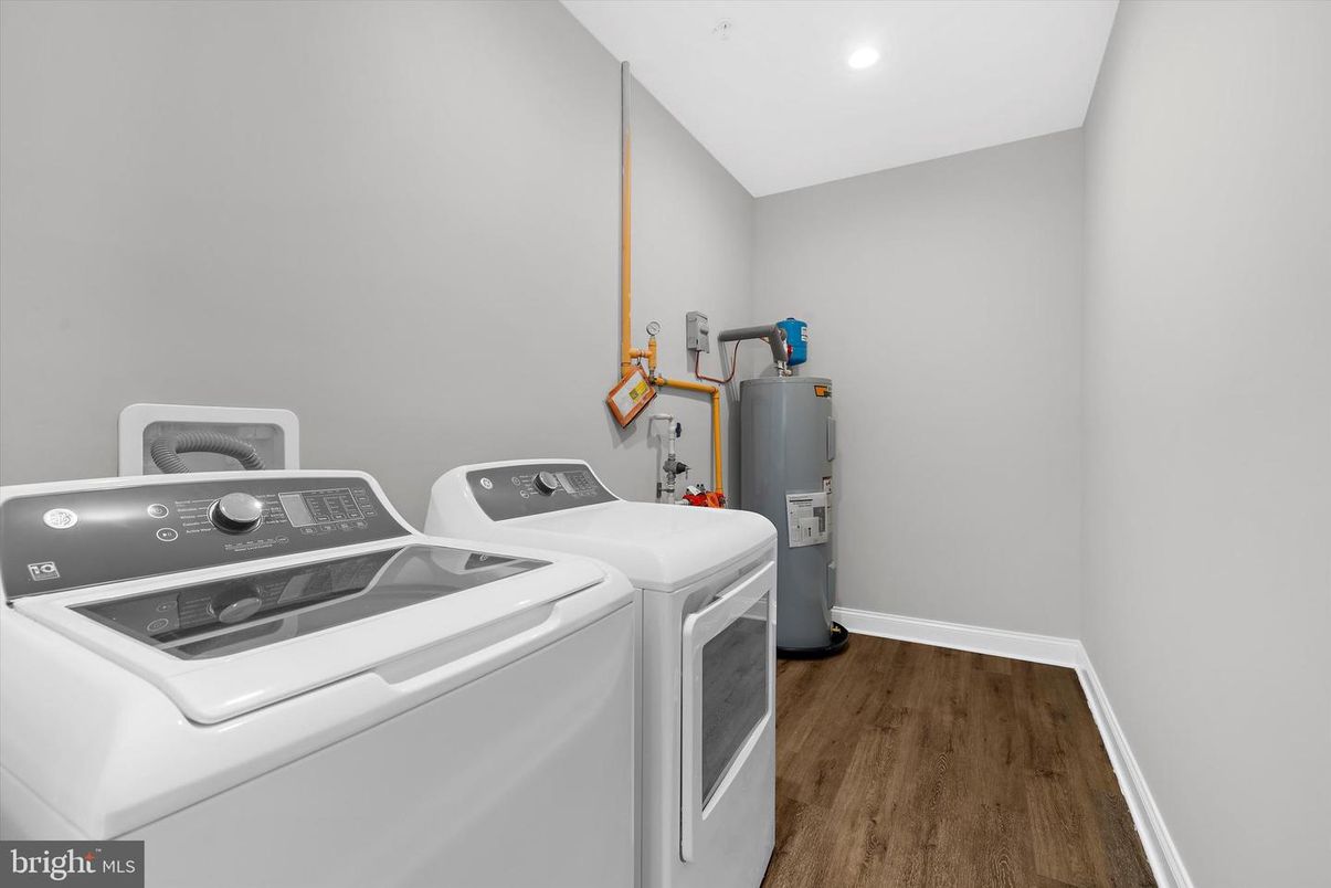 Interior, Recessed Lighting, Washer, Wood Texture Flooring