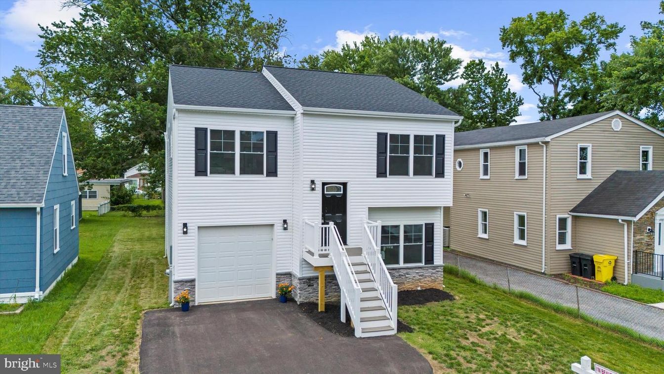 Attached, Exterior, Facade, Raised Ranch