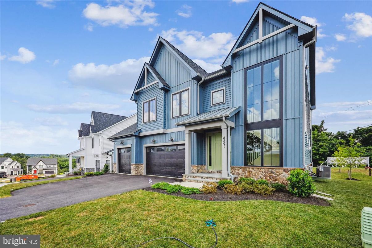 Attached, Exterior, Facade, Farmhouse