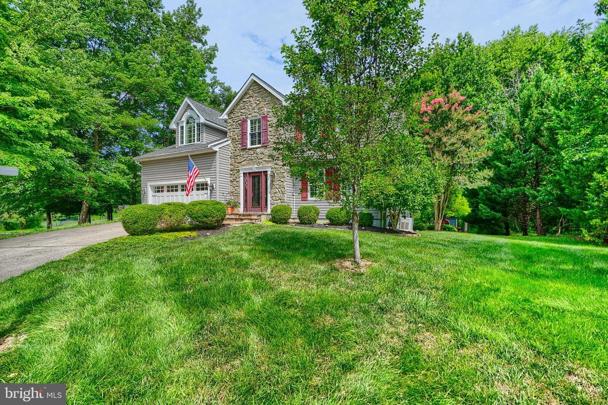 Attached, Backyard, Exterior, Facade, Queen Anne Victorian