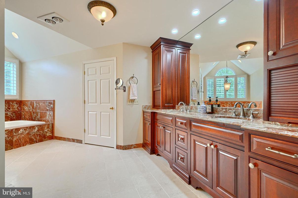Bathroom, Dual Sink Vanities, Interior, Recessed Lighting