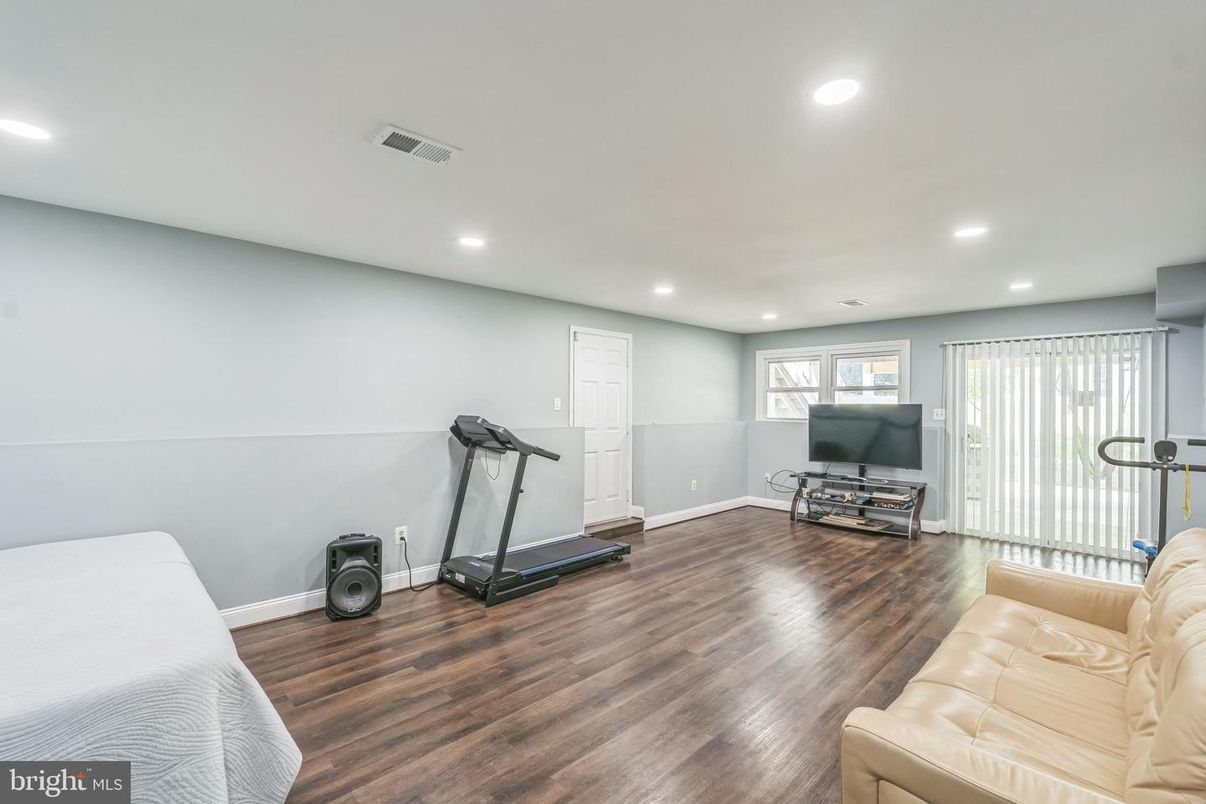Fitness Equipment, Interior, Recessed Lighting, Wood Texture Flooring