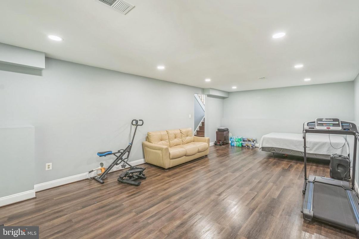 Bedroom, Fitness Equipment, Interior, Recessed Lighting, Wood Texture Flooring