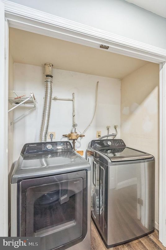 Interior, Washer, Wood Texture Flooring