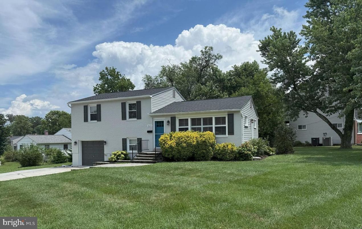 Attached, Exterior, Facade, Split Level