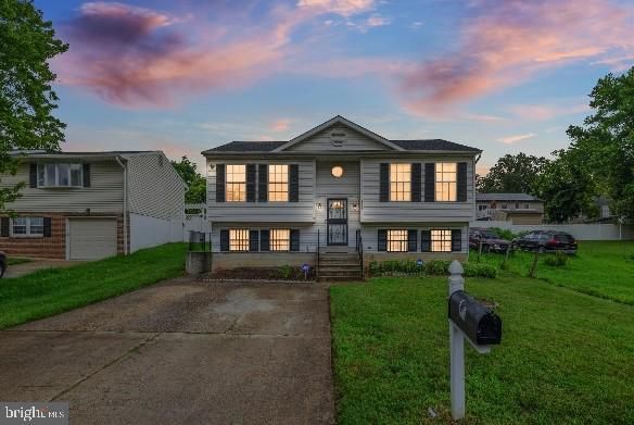 Attached, Exterior, Facade, Raised Ranch