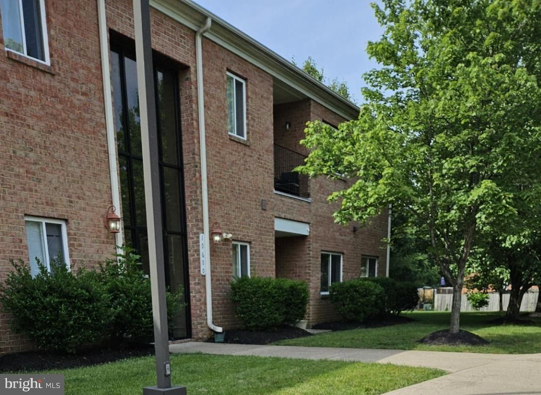 Exterior, Facade, Brick Facade, Rowhouse