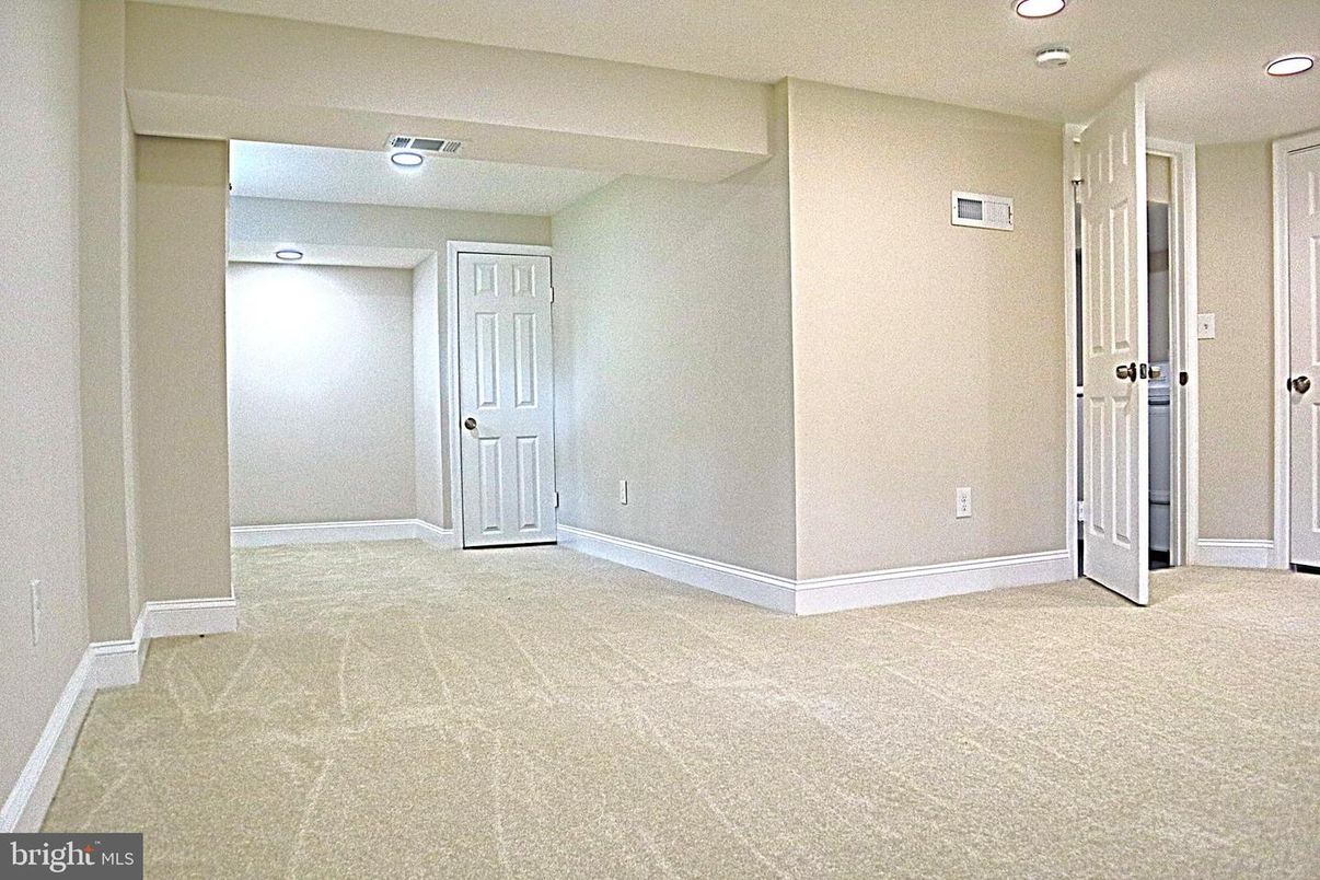 Empty room, Interior, Recessed Lighting