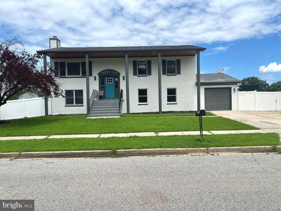Attached, Exterior, Facade, Raised Ranch