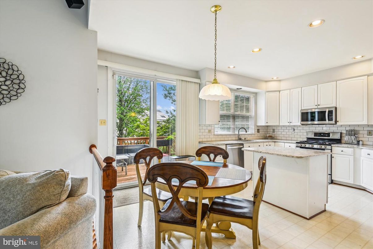 Dining room, Interior, Kitchen, Pendant Lights, Recessed Lighting, Stainless Steel Appliances